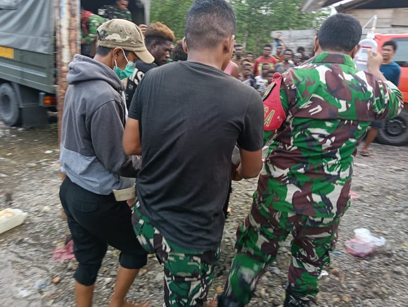 Satgas TMMD Kodim Mimika Bantu Evakuasi Warga Sakit di Kampung Keakwa