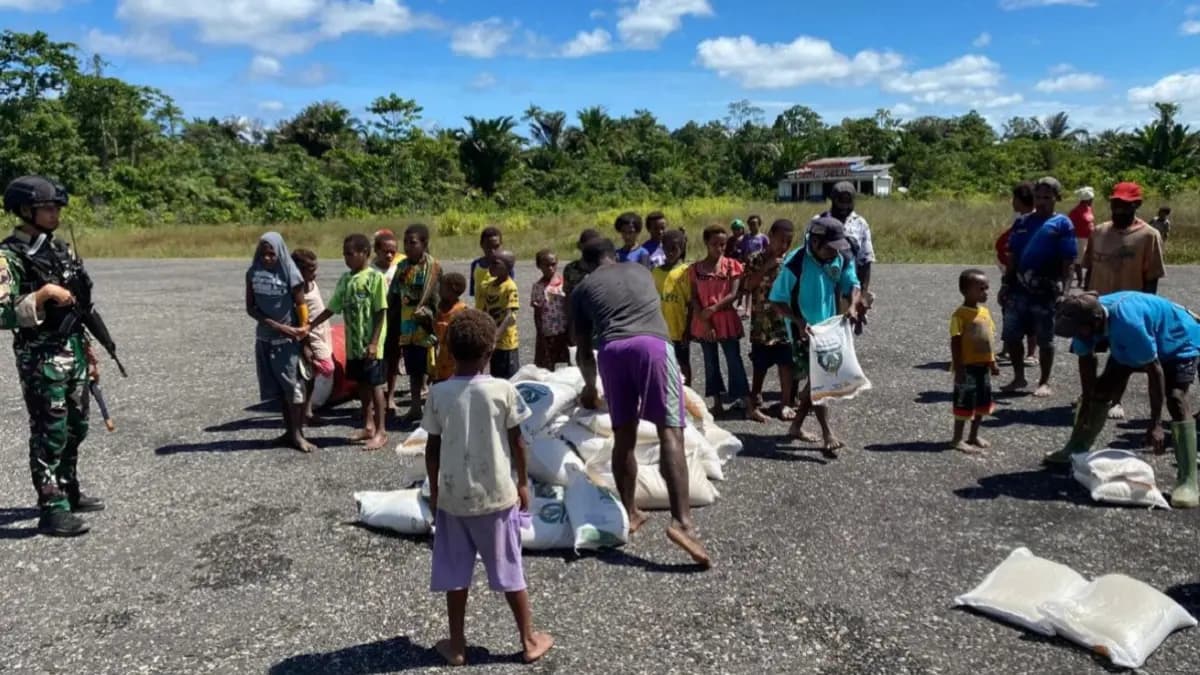 Satgas Yon Parako 466 Pasgat Salurkan Beras ke Pedalaman Boven Digoel, Bantu Warga Wilayah Terpencil Papua Selatan