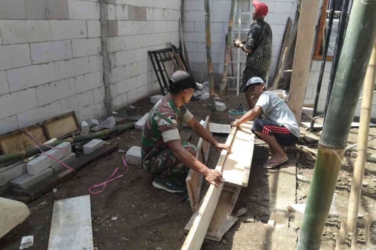 Babinsa Tamanan dan Warga Gotong Royong Bangun Rumah Layak Huni untuk Warga Trenggalek