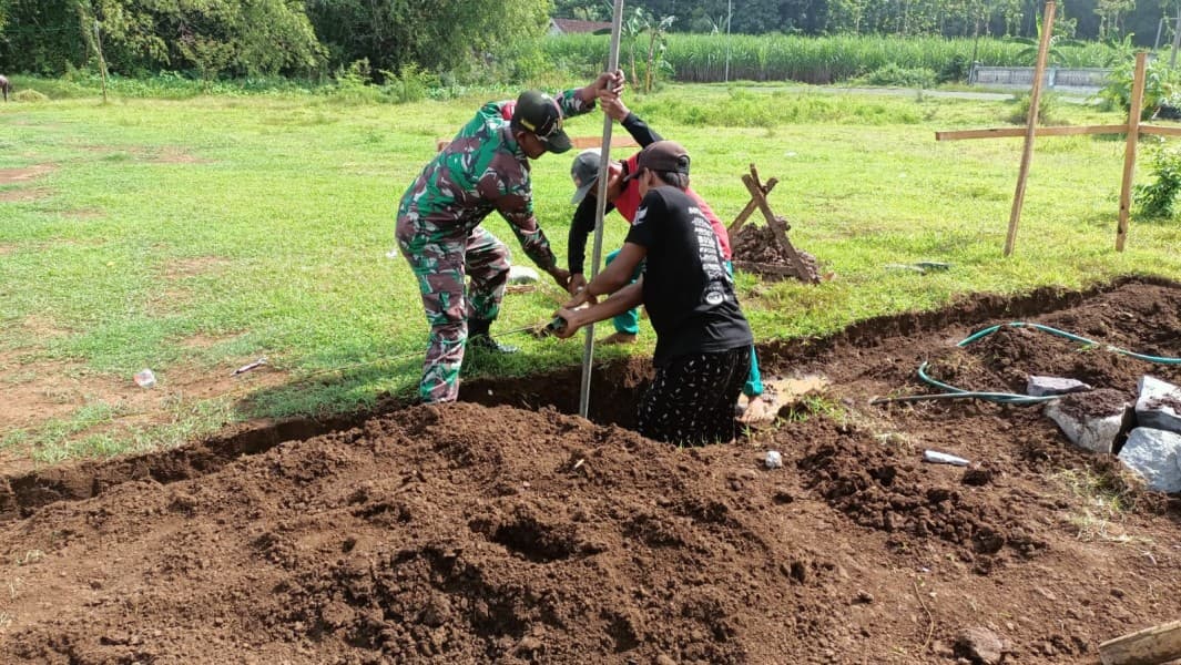Babinsa Gotong Royong Bangun Gedung TPQ, Perkuat Kebersamaan dan Dukung Pendidikan Keagamaan