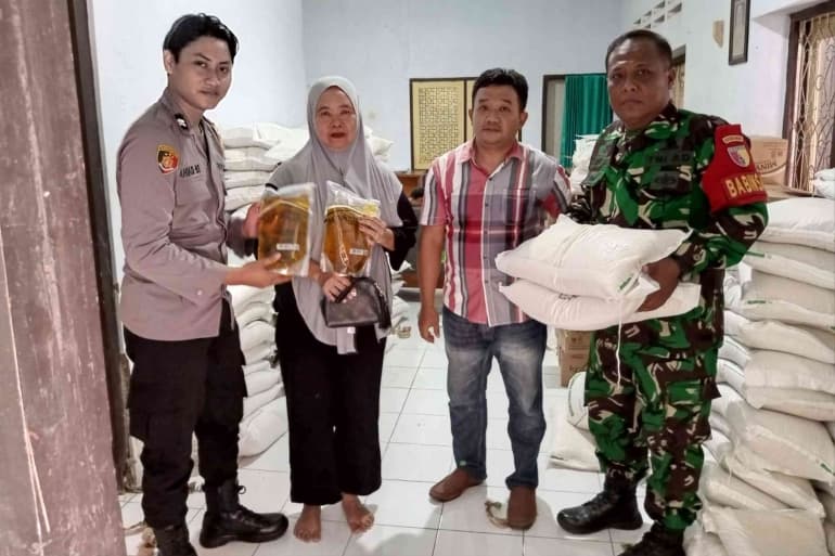 TNI-Polri Kawal Penyaluran Bantuan Pangan untuk Warga Kurang Mampu di Trenggalek