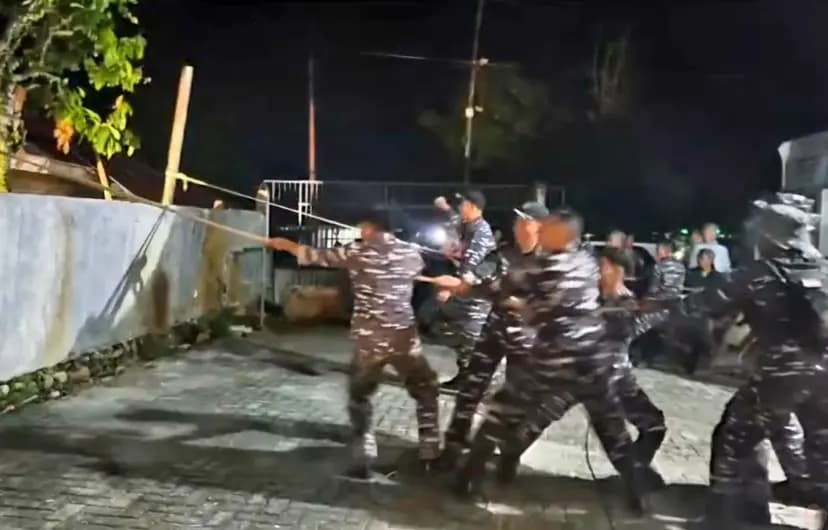 TNI AL Bersihkan Rumah Roboh dan Amankan Gereja Terdampak Gempa di Sulawesi Tengah