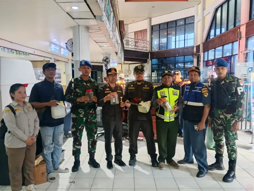 TNI AL Gagalkan Penyelundupan Enam Burung Kasturi Kepala Hitam di KM Gunung Dempo di Sorong