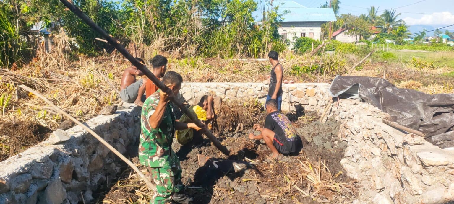 Babinsa Waesala Bantu Warga Bersihkan Pondasi Rumah, Perkuat Semangat Gotong Royong di Seram Barat