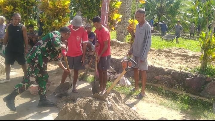 Babinsa Koramil Piru Bantu Warga Bangun Rumah di Desa Kaibobo