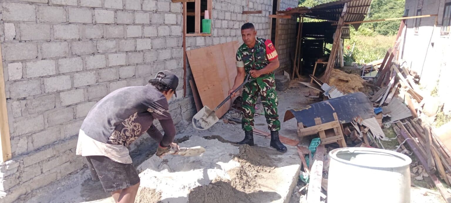 Babinsa Koramil Piru Bantu Warga Bangun Rumah, Perkuat Gotong Royong di Seram Barat