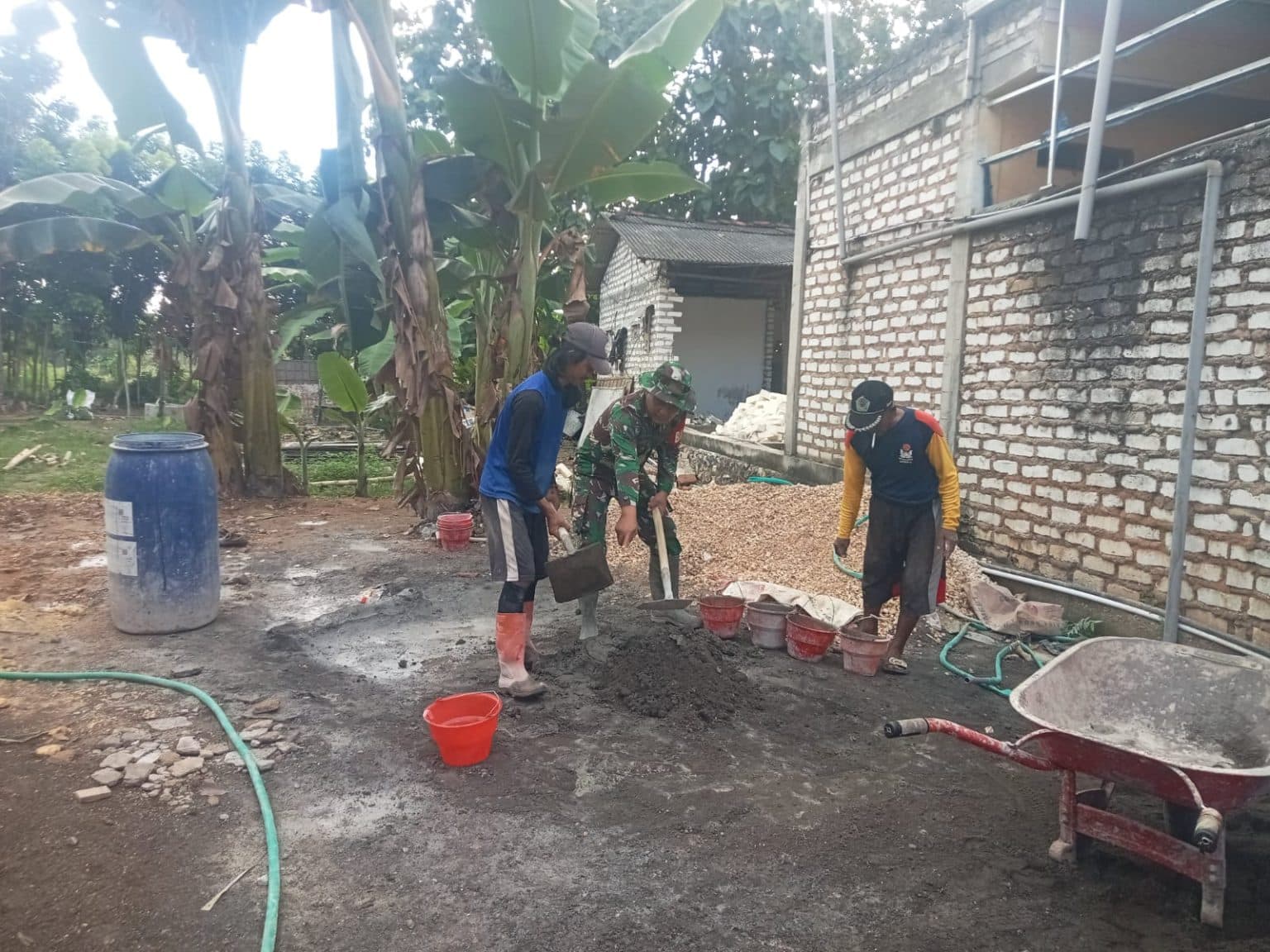 Babinsa Koramil Pragaan Bantu Warga Bangun Rumah, Perkuat Semangat Gotong Royong di Sumenep