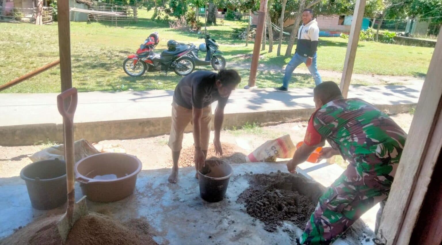 Babinsa Koramil Piru Bantu Pembangunan Rumah Warga, Wujud Nyata Kemanunggalan TNI dengan Rakyat