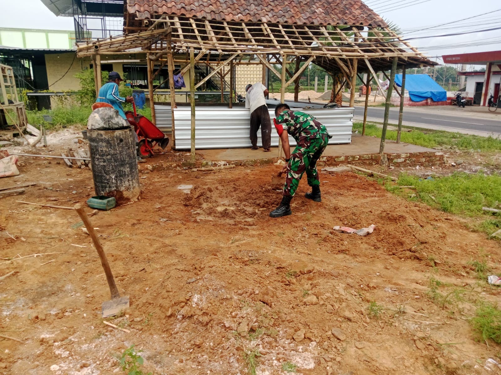 Babinsa Koramil Gapura Bantu Pembangunan Warung Warga, Perkuat Gotong Royong dan Pemberdayaan Ekonomi Desa