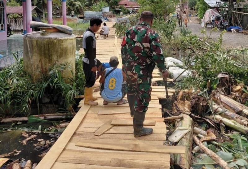 Babinsa Koramil Pandawan Gotong Royong Perbaiki Titian Desa, Perkuat Akses Warga dan Semangat Kebersamaan