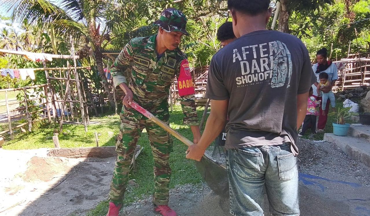 Babinsa Koramil Piru Bantu Warga Bangun Rumah, Perkuat Semangat Gotong Royong di Seram Bagian Barat