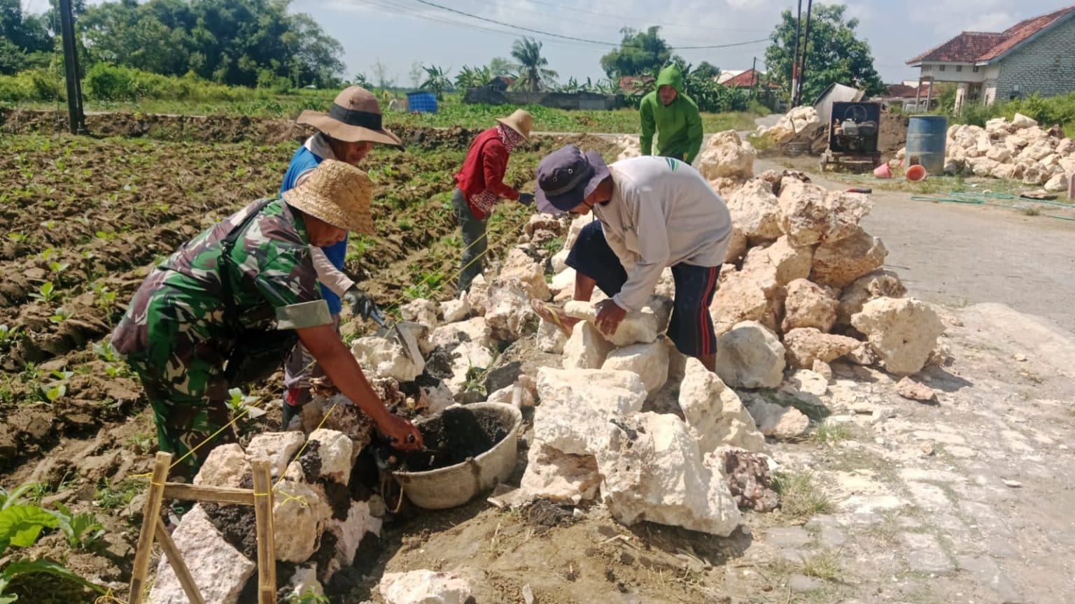Babinsa Koramil Kota Sumenep Bantu Bangun Saluran Irigasi, Dukung Produktivitas Pertanian Desa Gung-Gung