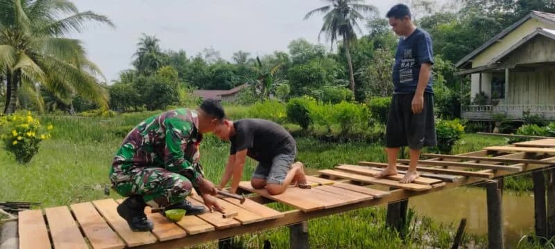 Babinsa Koramil Jawai dan Warga Gotong Royong Perbaiki Jembatan Penyeberangan, Jaga Akses Mobilitas Masyarakat