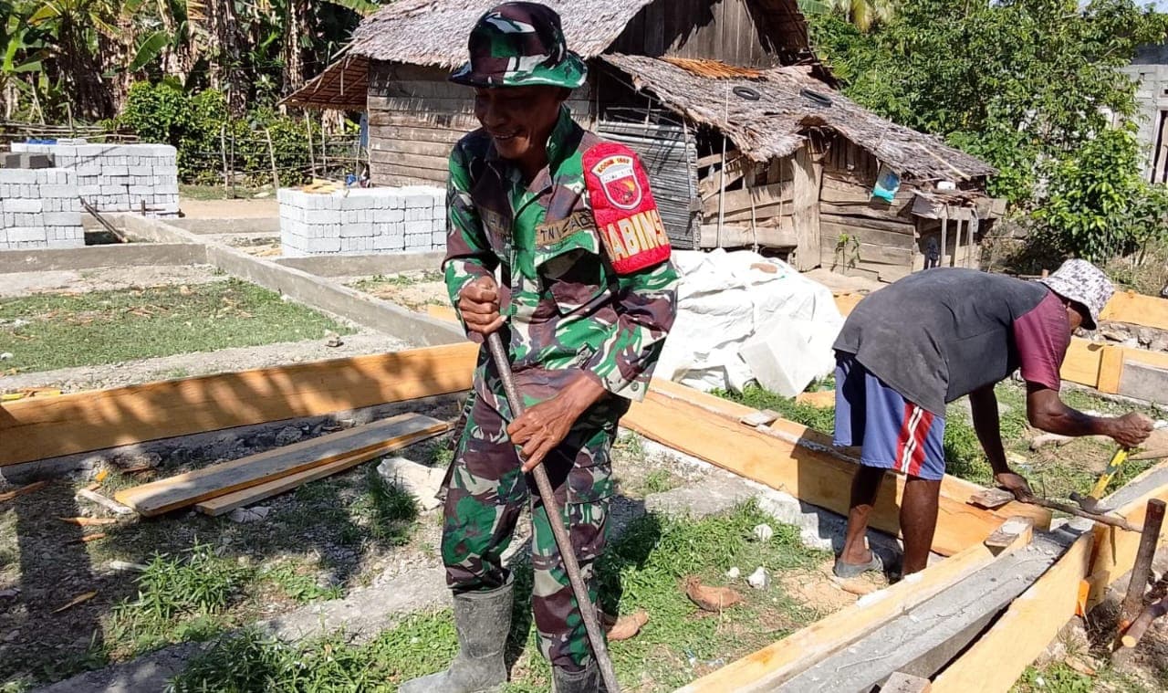 Babinsa Koramil Piru Bantu Warga Bangun Rumah, Perkuat Semangat Gotong Royong di Seram Barat