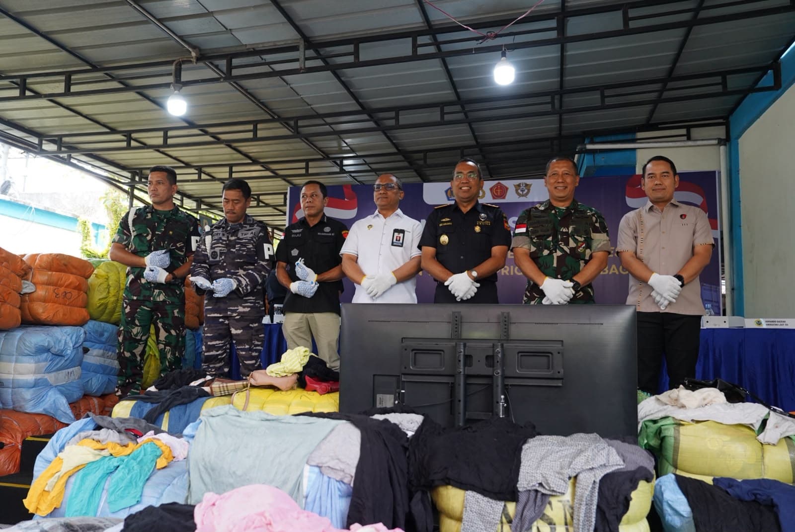 TNI, Bea Cukai, dan Aparat Gabungan Perkuat Benteng Perbatasan, Ribuan Ballpres Ilegal dan Narkoba Berhasil Digagalkan