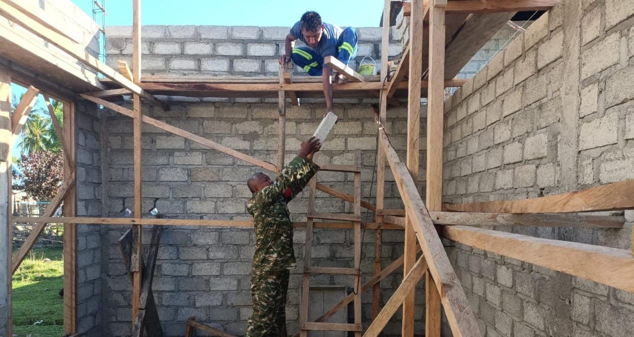 Babinsa Koramil 1513-01/Piru Bantu Warga Bangun Rumah, Perkuat Semangat Gotong Royong