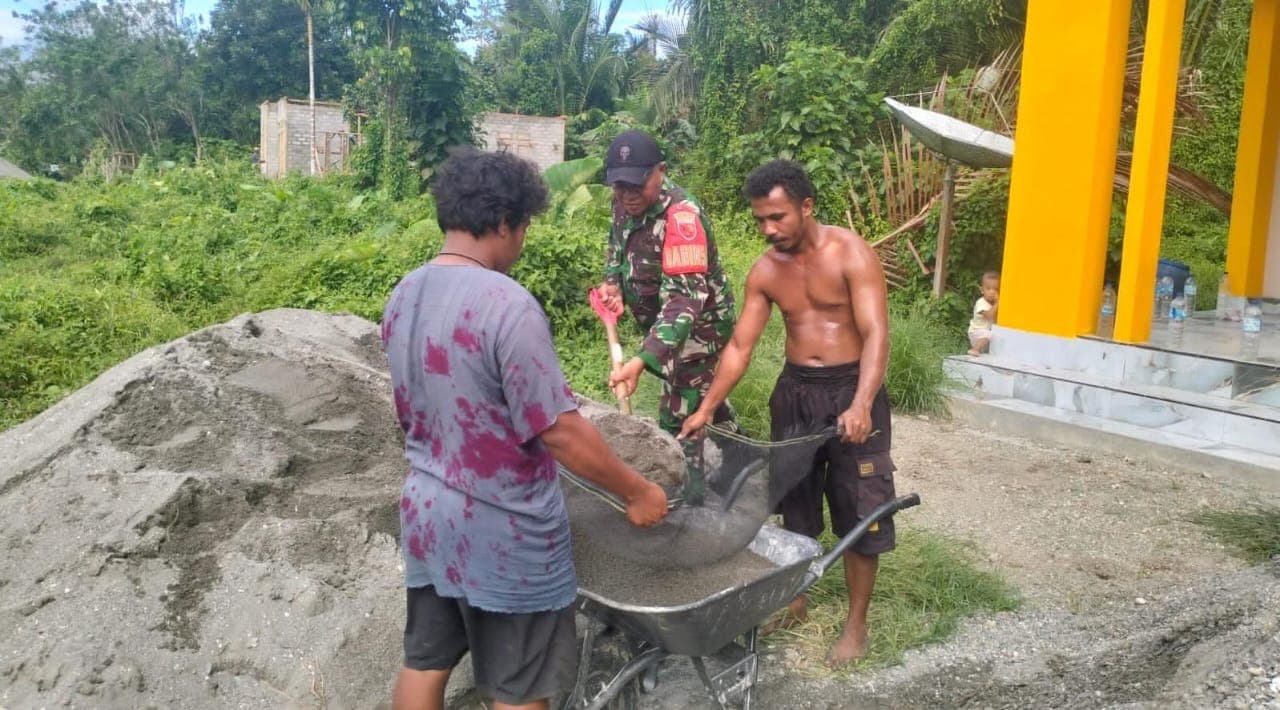Babinsa Koramil 1513-01/Piru Bantu Warga Bangun Rumah, Wujud Nyata Kemanunggalan TNI dengan Rakyat