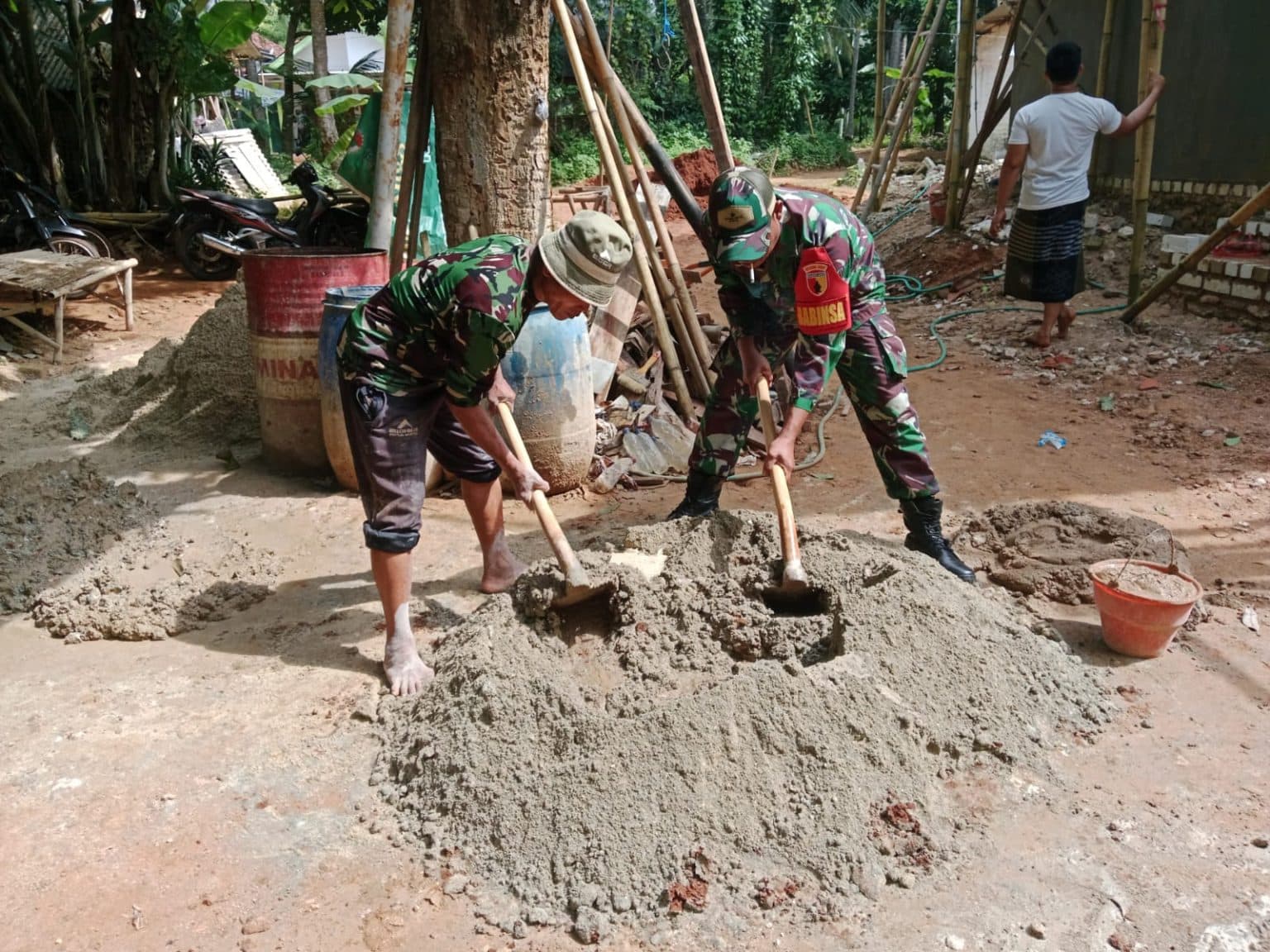 Babinsa Koramil Dungkek Bantu Bangun Rumah Warga, Perkuat Semangat Gotong Royong di Sumenep