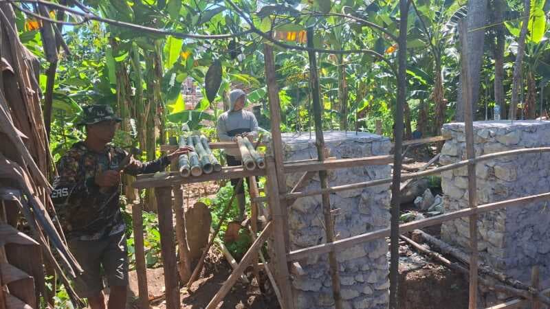Babinsa dan Warga Gotong Royong Bangun Jembatan Perintis Garuda di Dompu
