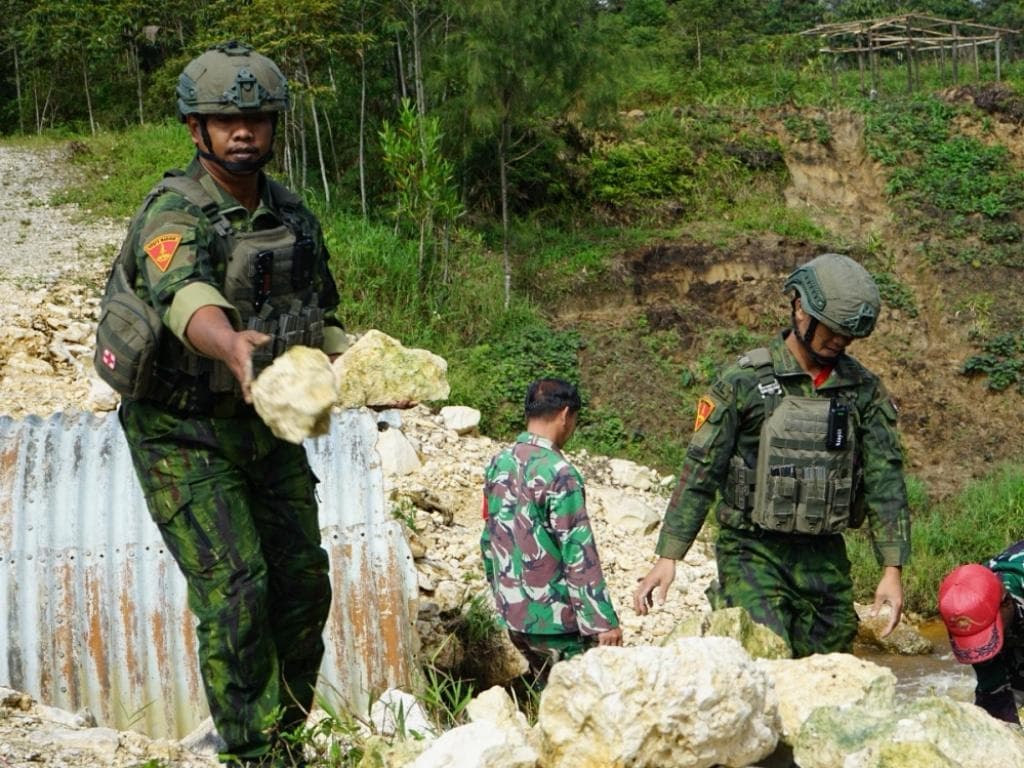 TNI Perkuat Konektivitas Papua Tengah melalui Pembangunan Jembatan Garuda di Deiyai