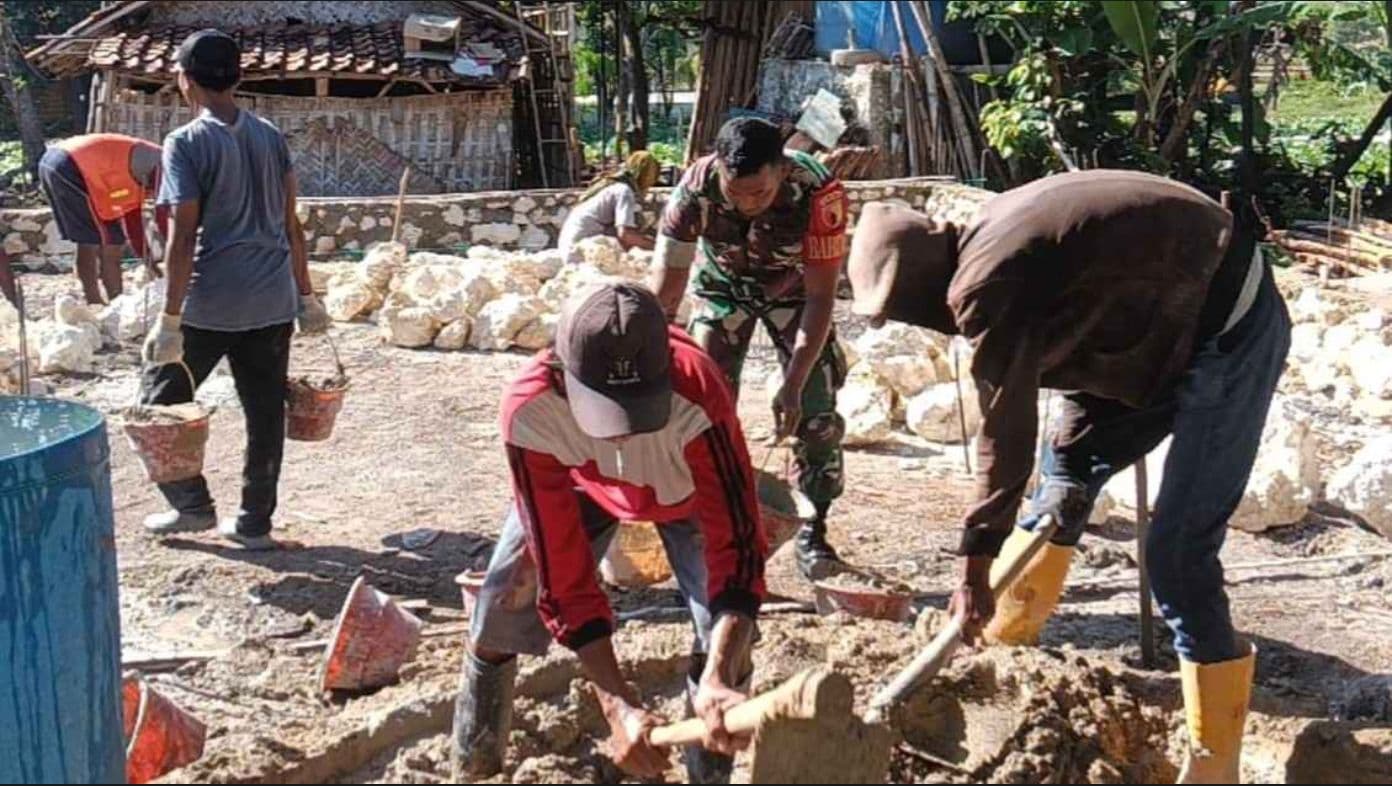 Babinsa Koramil Tlanakan Bantu Bangun Rumah Warga Melalui Program Rutilahu Kodim Pamekasan