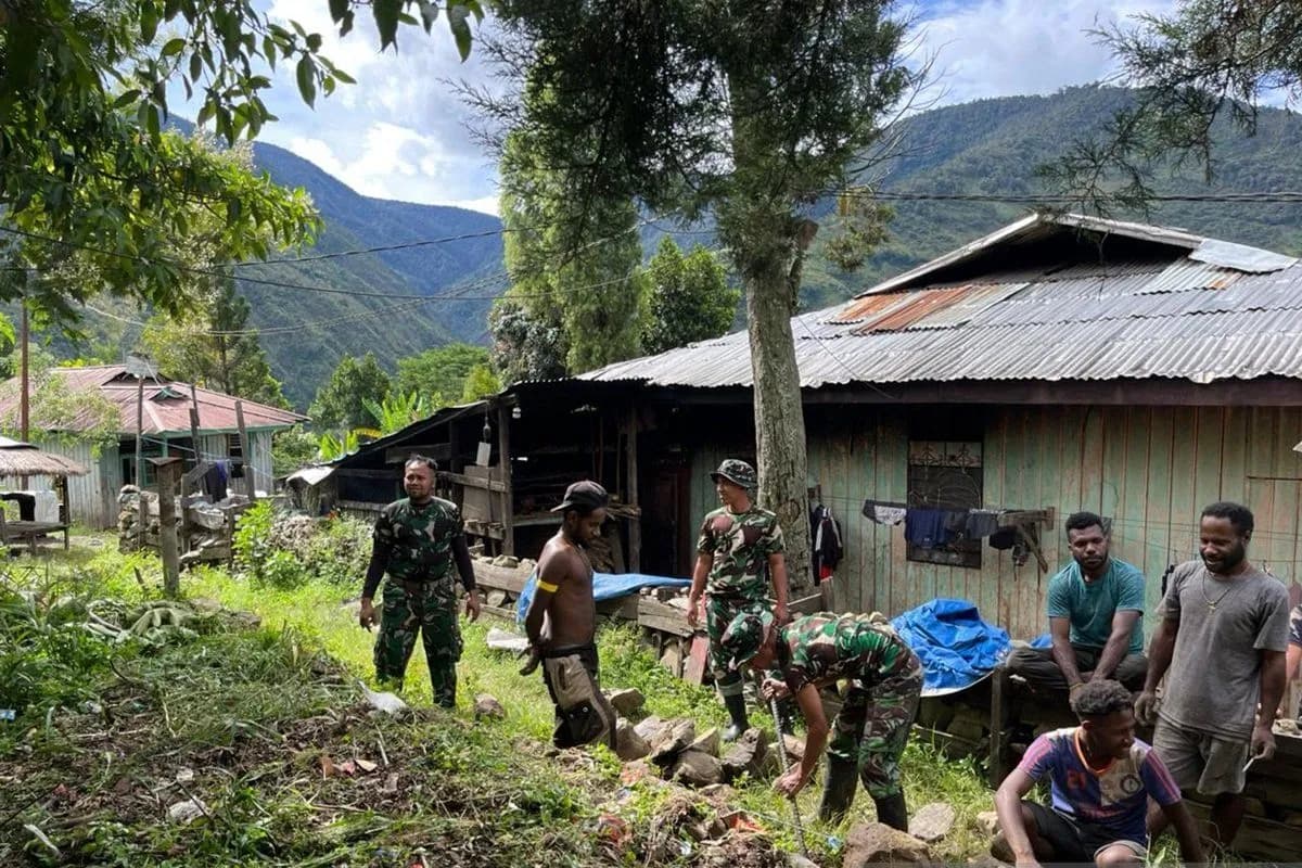 Satgas Pamtas Yonif 511/DY Bantu Bangun Pagar Rumah Warga di Tolikara, Perkuat Kemanunggalan TNI dan Masyarakat