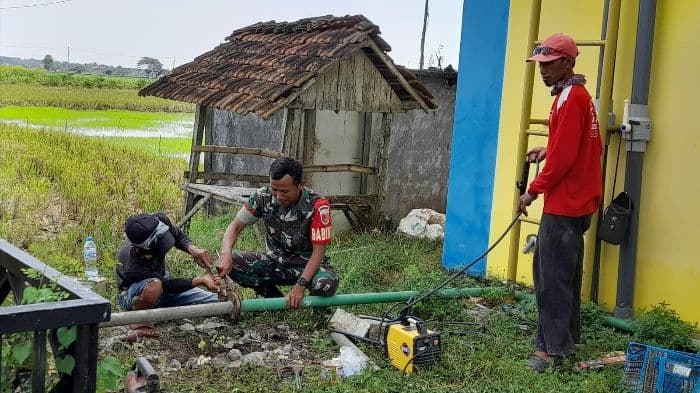 Babinsa dan Petugas PDAM Gotong Royong Perbaiki Pipa Rusak, Pasokan Air Bersih Warga Dipulihkan