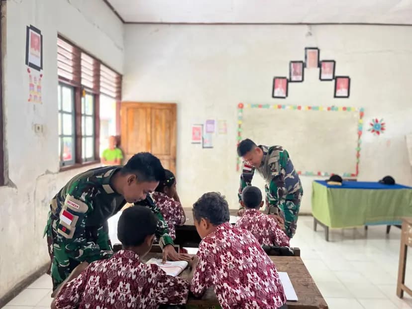 Satgas Yonarhanud 2 Kostrad Bantu Mengajar di SD Katolik Buk, Tanamkan Disiplin dan Wawasan Kebangsaan