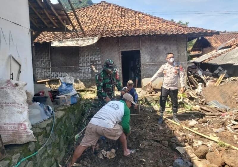 Babinsa Palabuhanratu dan Warga Gelar Kerja Bakti, Bersihkan Lingkungan Desa Tonjong