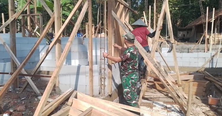 Babinsa Koramil 2503/Cigugur Bantu Warga Bangun Rumah, Perkuat Gotong Royong dan Kemanunggalan TNI-Rakyat