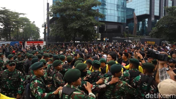 TNI Bantu Pengamanan Aksi Mahasiswa di Jakarta, Negara Pastikan Kebebasan Berpendapat Tetap Berjalan Tertib