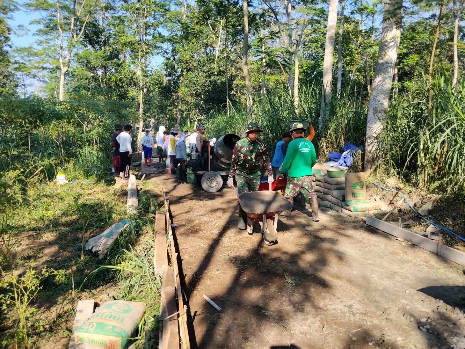 TMMD Sengkuyung Tahap III Kodim 0723/Klaten Percepat Pembangunan Jalan dan Irigasi di Desa Sedayu