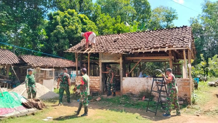 Babinsa Koramil Lenteng Dampingi Rehabilitasi RTLH, Perkuat Gotong Royong dan Kesejahteraan Warga