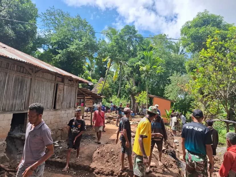 Satgas Pamtas Yonarhanud 2 Kostrad Renovasi Rumah Warga di Perbatasan, Perkuat Kepedulian dan Kemanunggalan TNI-Rakyat
