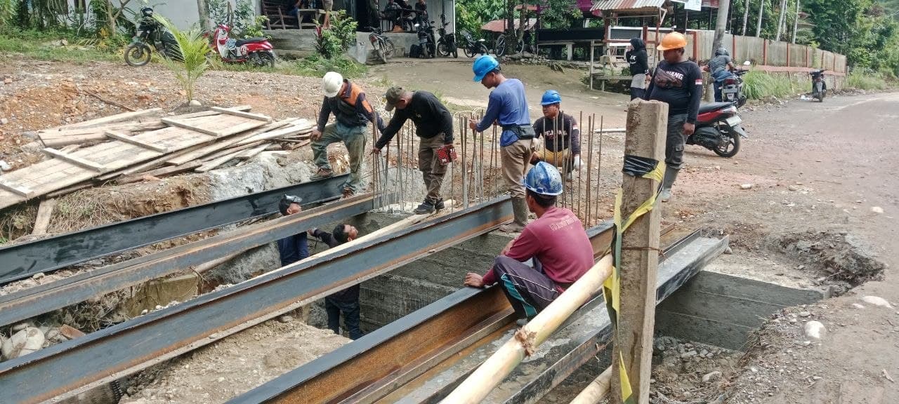 Gotong Royong TNI dan Masyarakat Bangun Jembatan Beton Perkuat Konektivitas dan Dorong Perekonomian Desa
