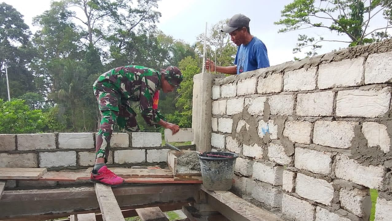 Babinsa Koramil Piru Bantu Bangun Rumah Warga, Perkuat Gotong Royong dan Kemanunggalan TNI dengan Rakyat