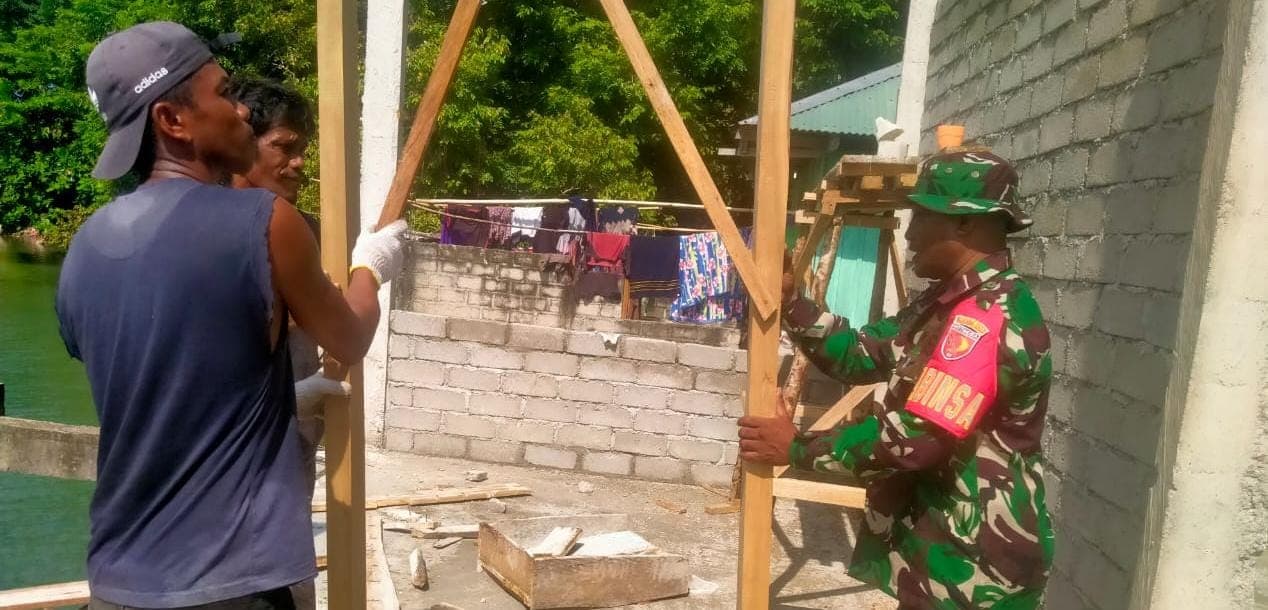 Babinsa Koramil Piru Bantu Pembangunan Rumah Warga, Perkuat Semangat Gotong Royong di Seram Barat