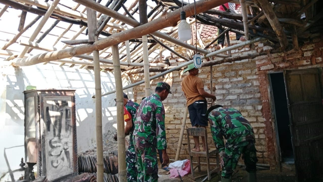 Program RTLH TNI AD Hadirkan Harapan Baru, Gotong Royong Bangun Rumah Layak Huni di Sumenep