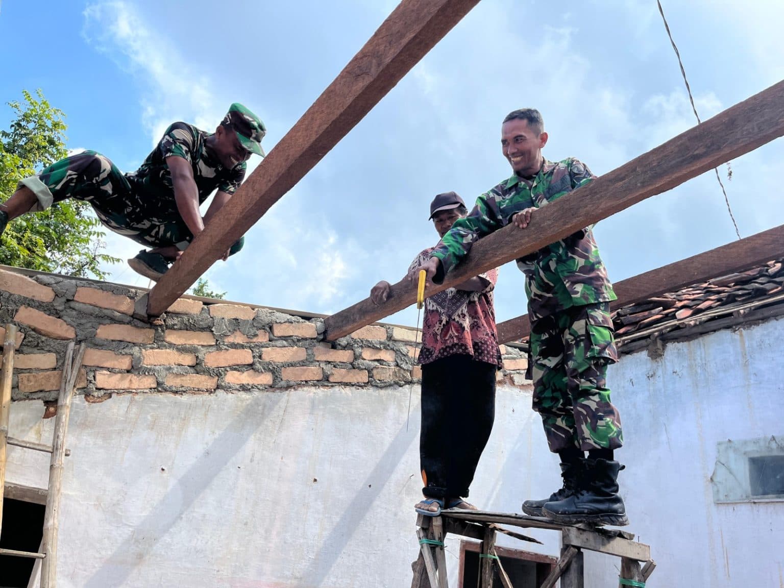 Babinsa Koramil Bluto Dampingi Rehabilitasi RTLH, Wujudkan Hunian Layak bagi Warga Sumenep