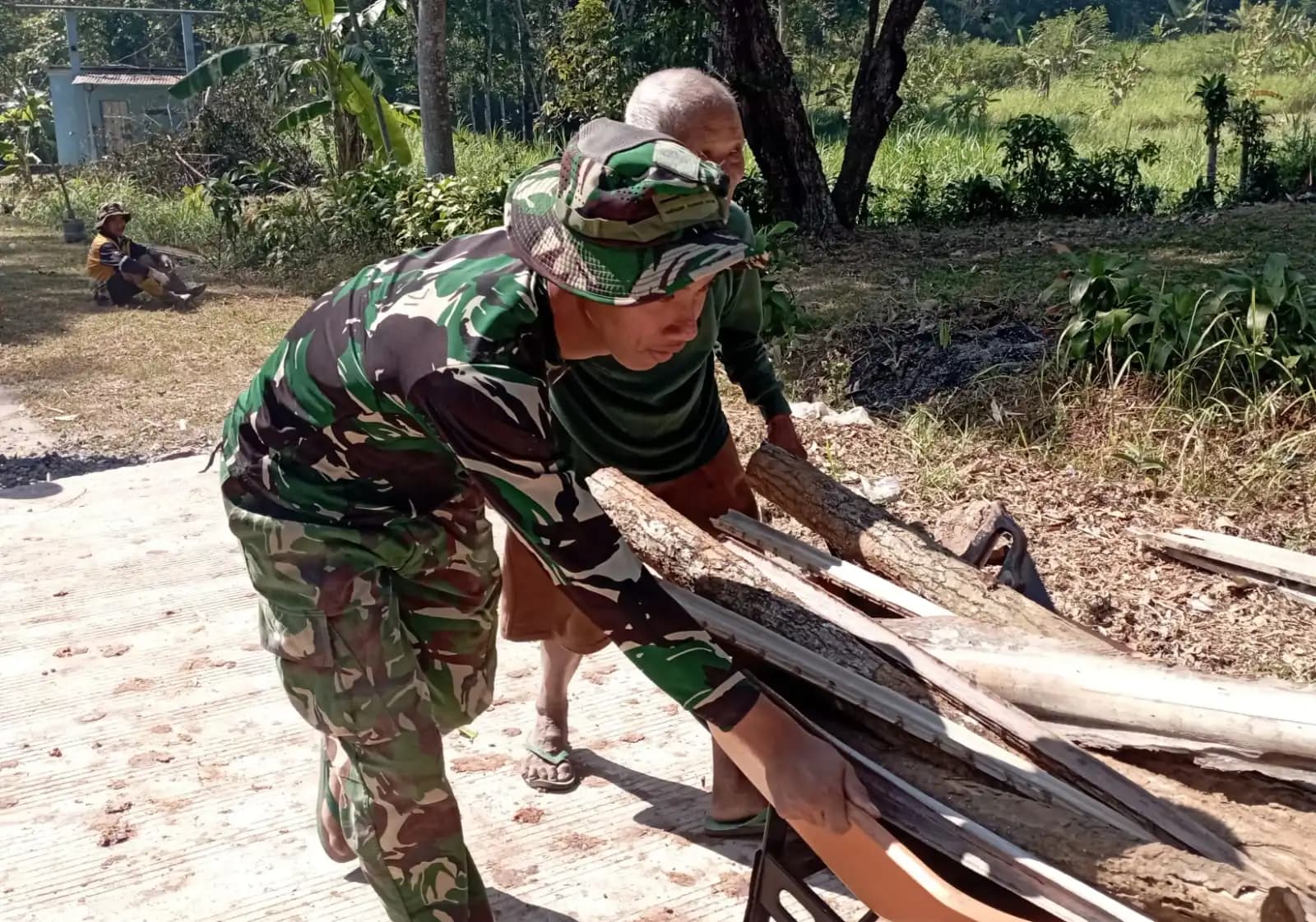 Satgas TMMD Kodim 0714 Salatiga Bantu Warga Lansia Wujudkan Kepedulian TNI di Tengah Masyarakat