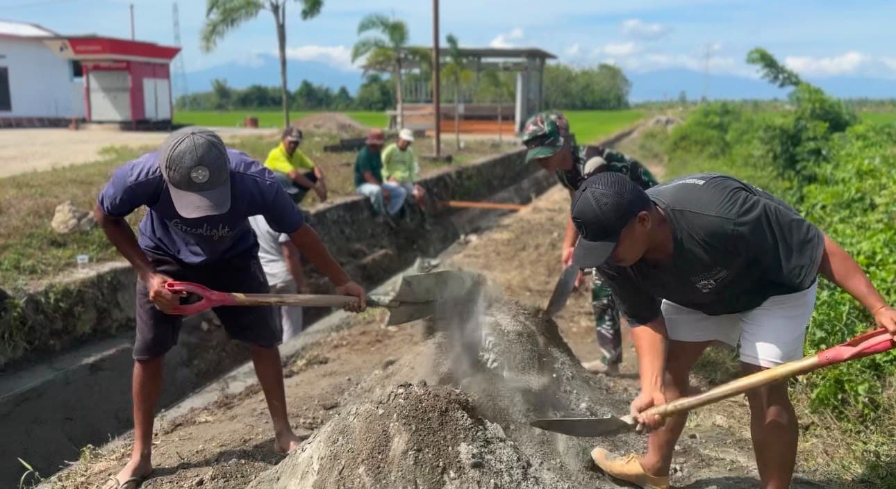 TNI Bersama Petani Bersihkan Irigasi di Buru, Perkuat Ketahanan Pangan dan Produktivitas Sawah