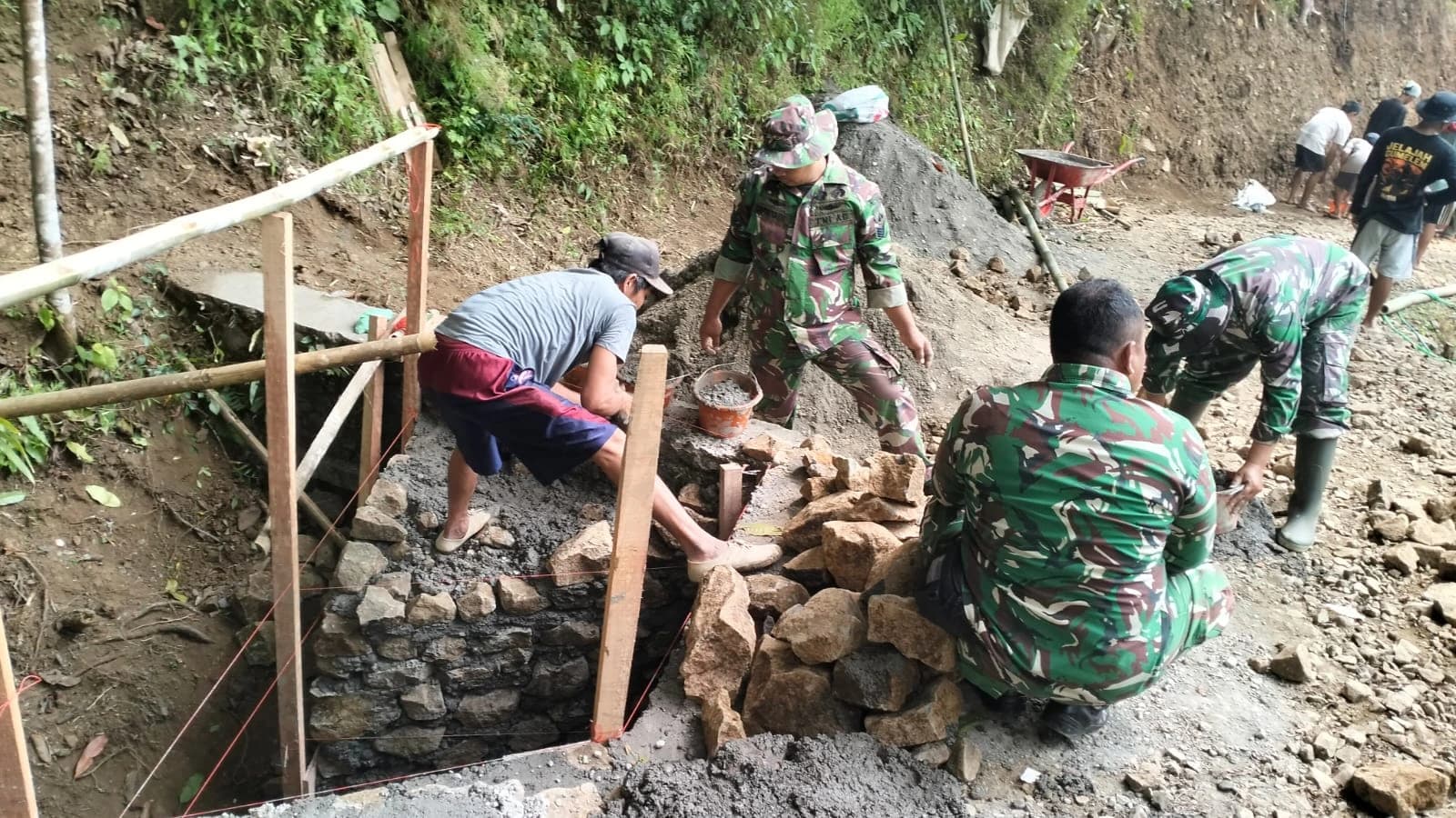 TMMD Ke-129 Kodim 0704/Banjarnegara Percepat Pembangunan Gorong-gorong untuk Dukung Infrastruktur Desa