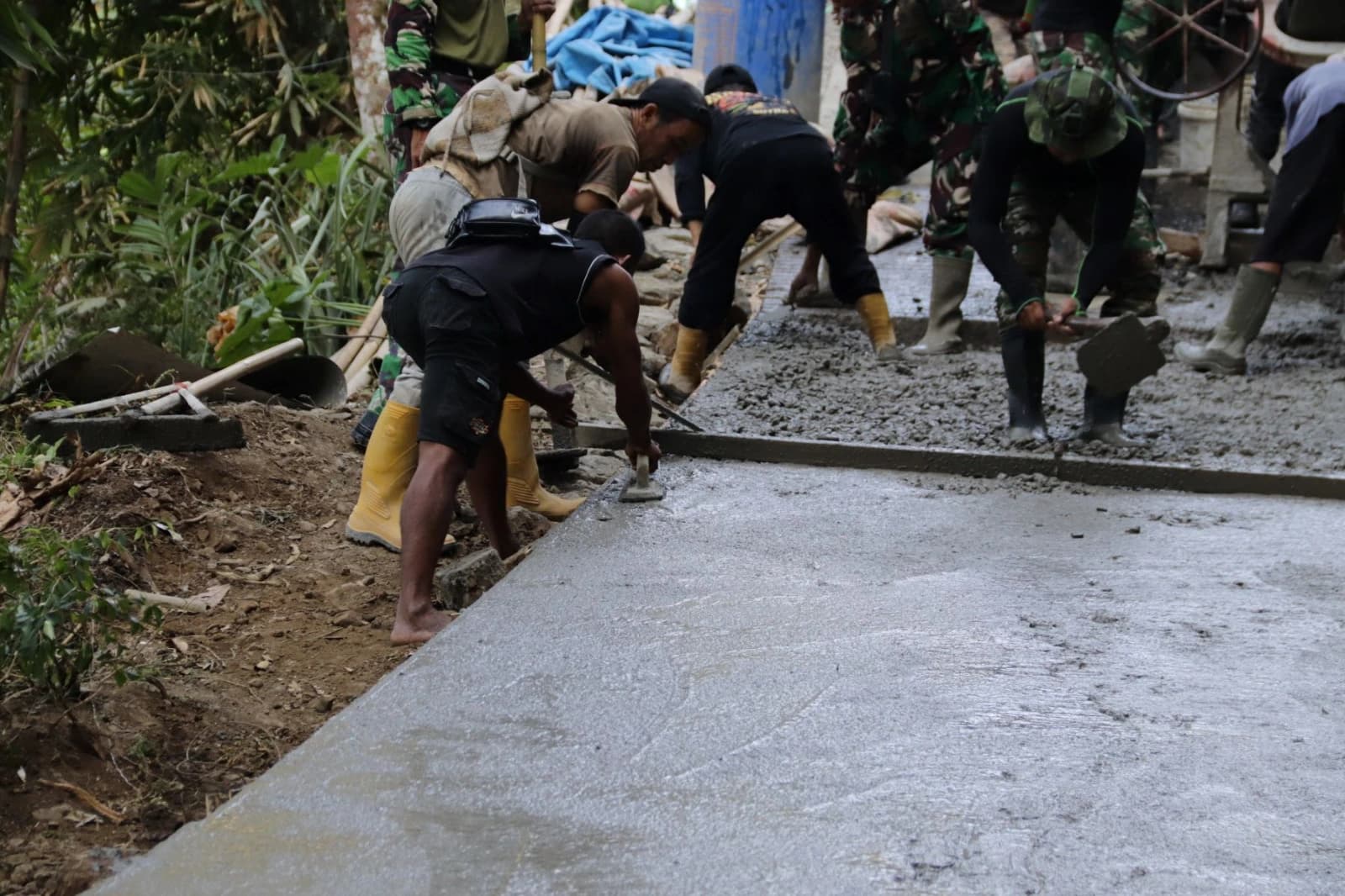 TMMD Ke-129 Kodim 0704/Banjarnegara Percepat Pembangunan Jalan Rabat Beton Bersama Warga