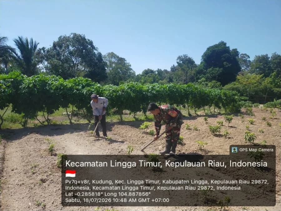 Babinsa Kodim 0315/Tanjungpinang Perkuat Gotong Royong Bersama Warga di Desa Kudung