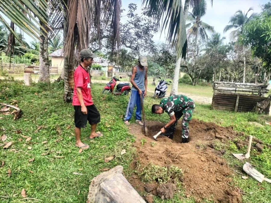 Babinsa Koramil Cerenti Bantu Warga Bangun Sumur Bor, Perkuat Akses Air Bersih di Kuantan Singingi