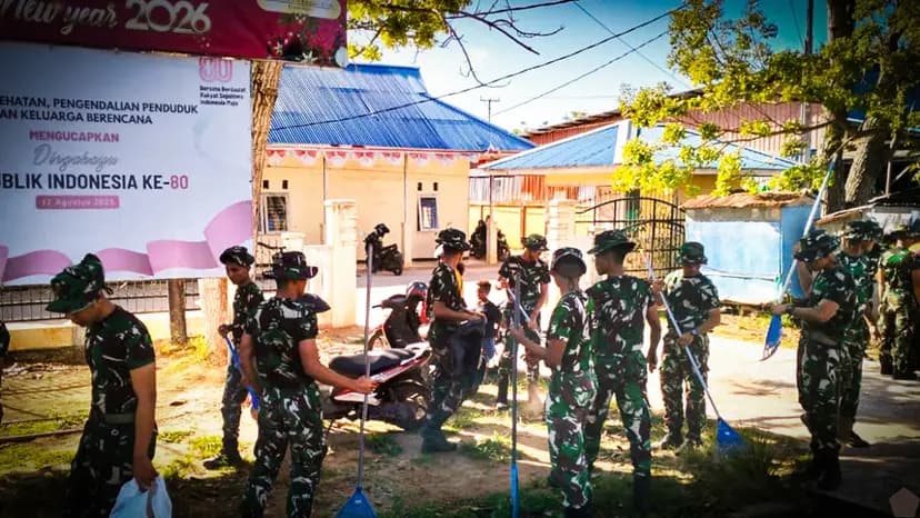 Karya Bakti Jumat Bersih di Merauke, Kodaeral XI Perkuat Sinergi TNI Jaga Lingkungan dan Kebersamaan