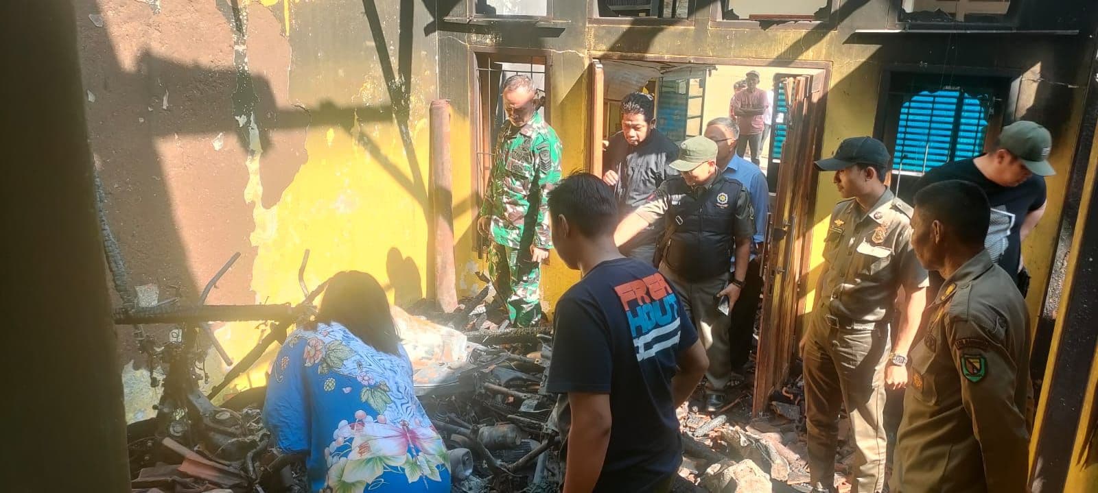 Babinsa Koramil Cicalengka Bantu Korban Kebakaran, Wujud Nyata Kepedulian TNI kepada Masyarakat