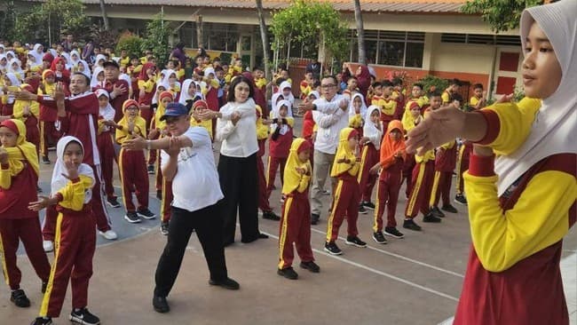Mendikdasmen Ajak Siswa Semangat Belajar dan Raih Cita Cita Saat MPLS di SD Srengseng Sawah