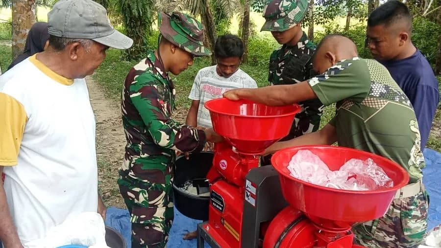 Yonif TP 850/SC Dampingi Warga Operasikan Mesin Penggiling Padi untuk Dukung Ketahanan Pangan