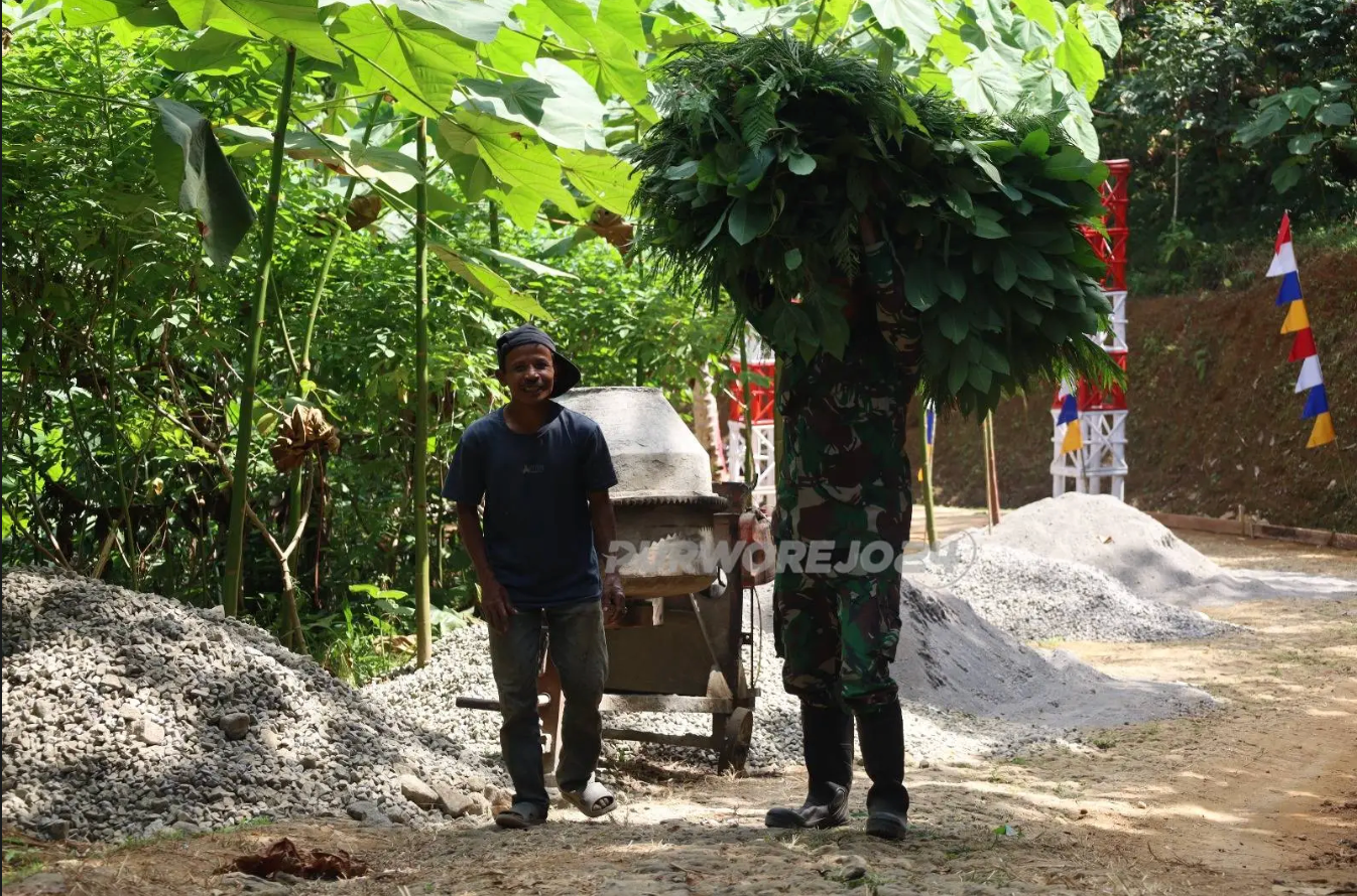Satgas TMMD Purworejo Bantu Warga Angkut Pakan Ternak, Perkuat Semangat Gotong Royong di Desa Watuduwur